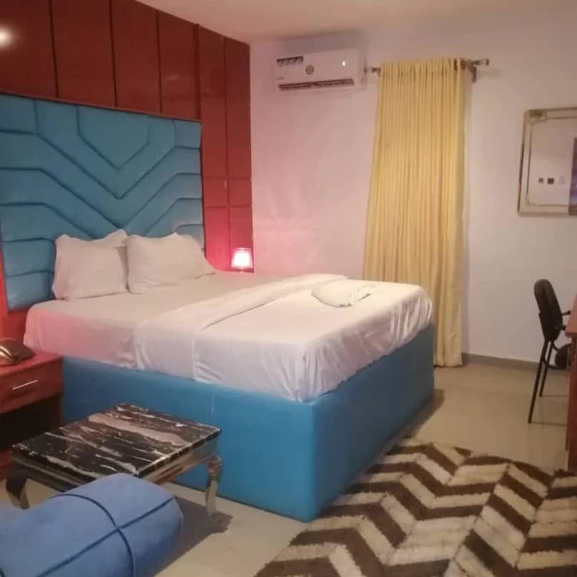 Executive room with teal accents and contemporary design